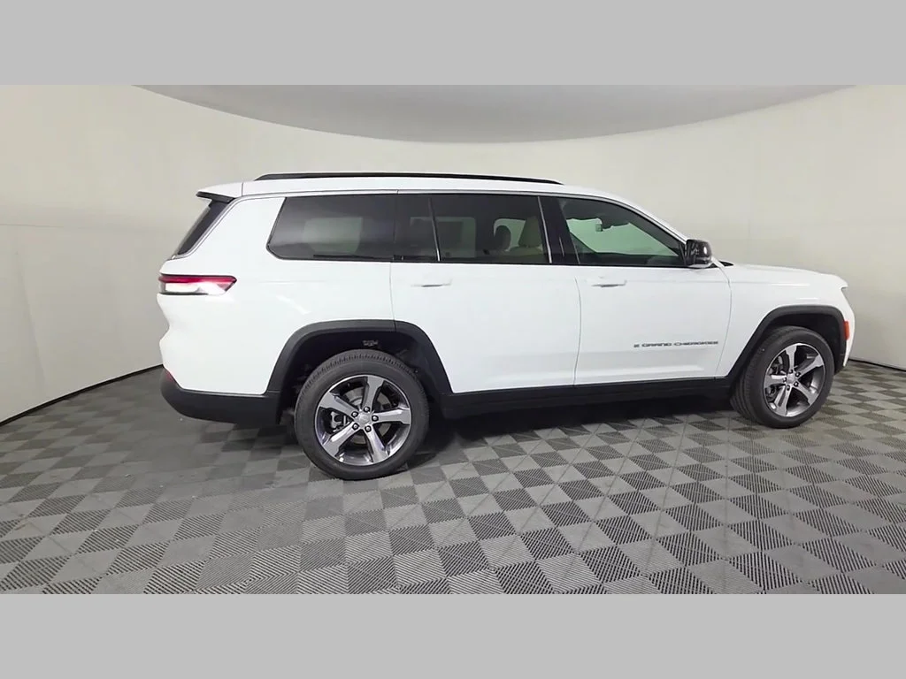 New 2026 Bright White Clear-Coat Exterior Paint Jeep Limited image 24