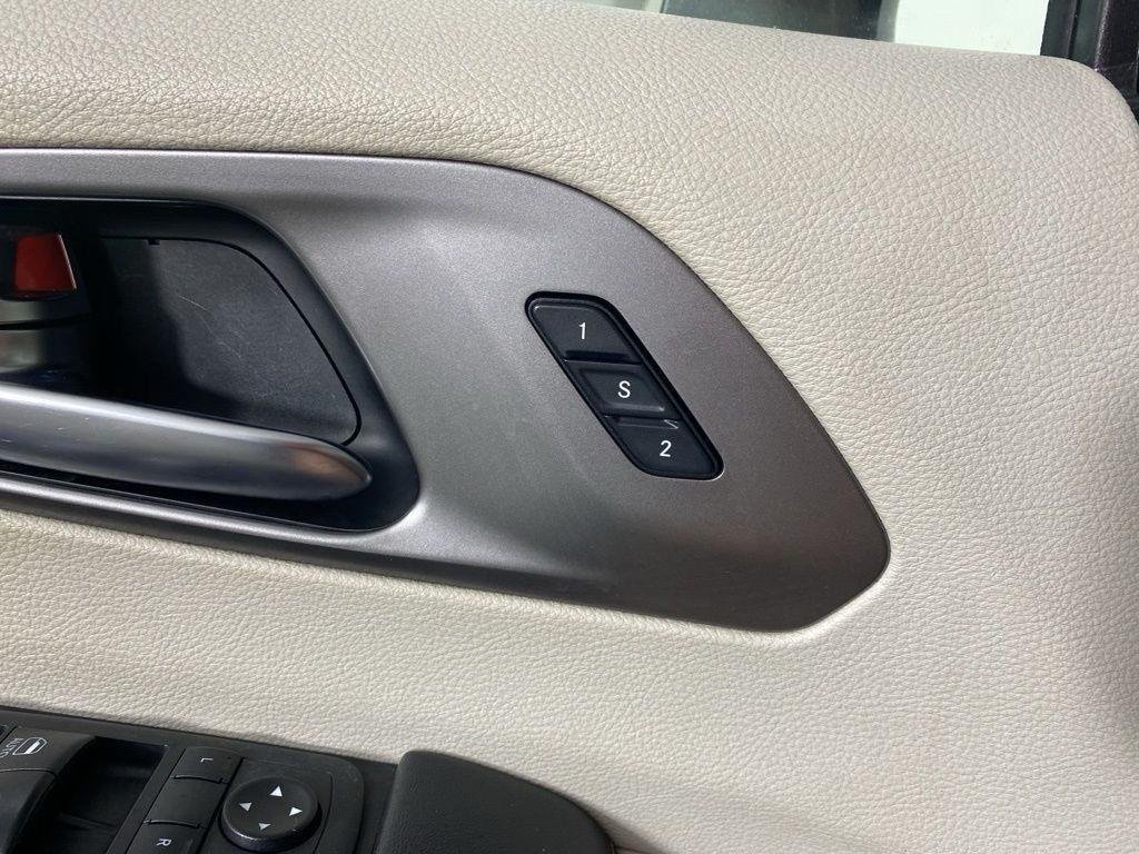 Used 2020 Crystal Metallic Chrysler Touring L image 9