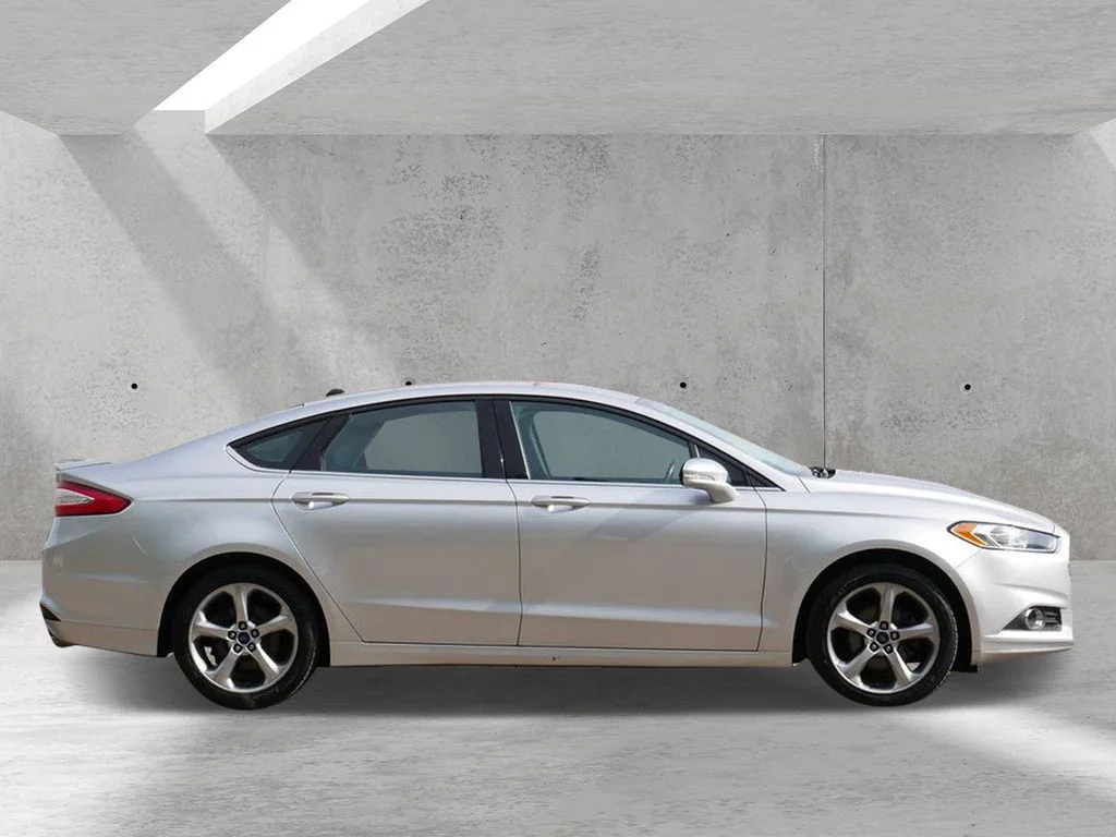 Used 2014 Silver Ford SE image 2