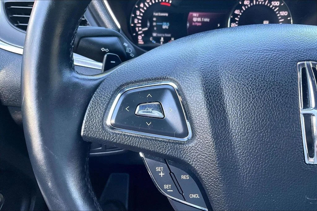 Used 2015 Silver Lincoln Base image 17