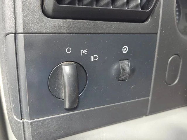 Used 2006 White Ford XL image 28