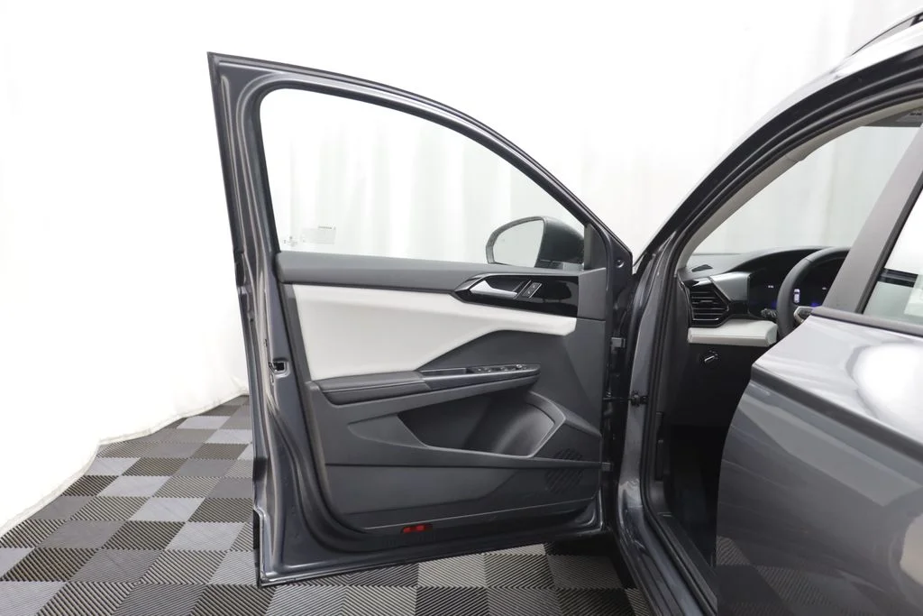 New 2026 Platinum Gray Volkswagen 1.5T S image 5