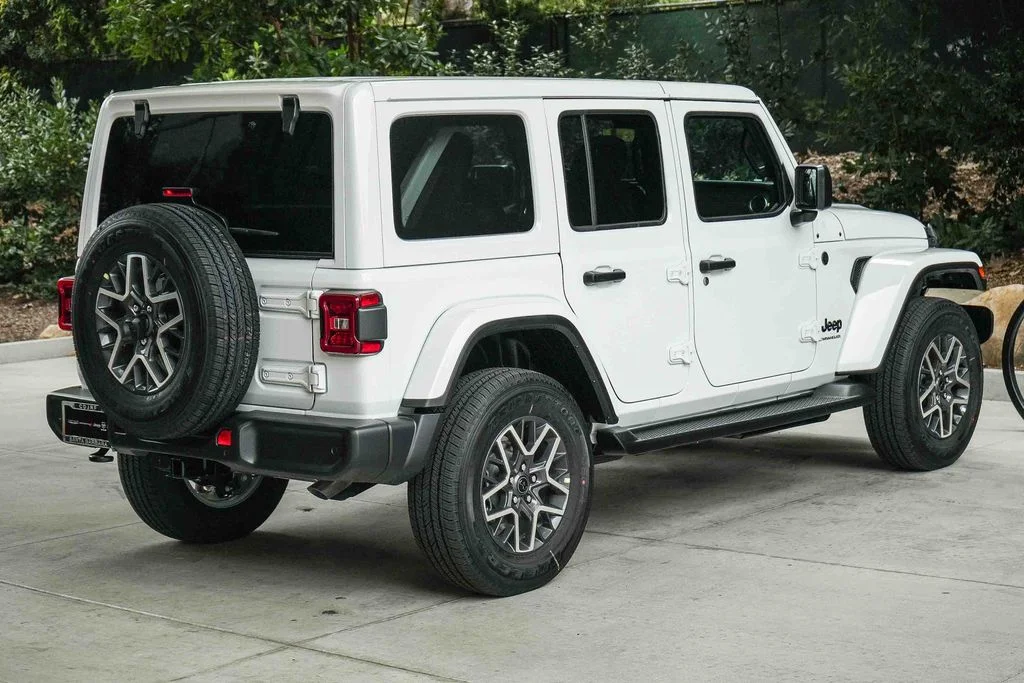 New 2026 Bright White Clear-Coat Exterior Paint Jeep Sahara image 6