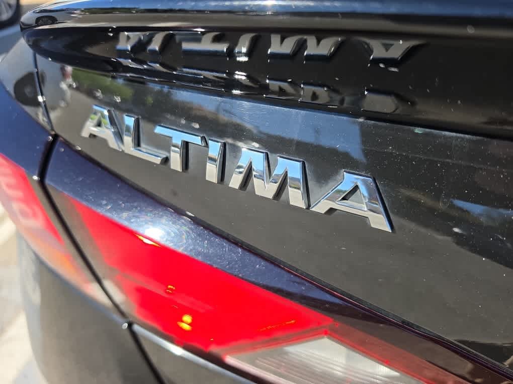 Used 2019 Super Black Nissan 2.5 SL image 10