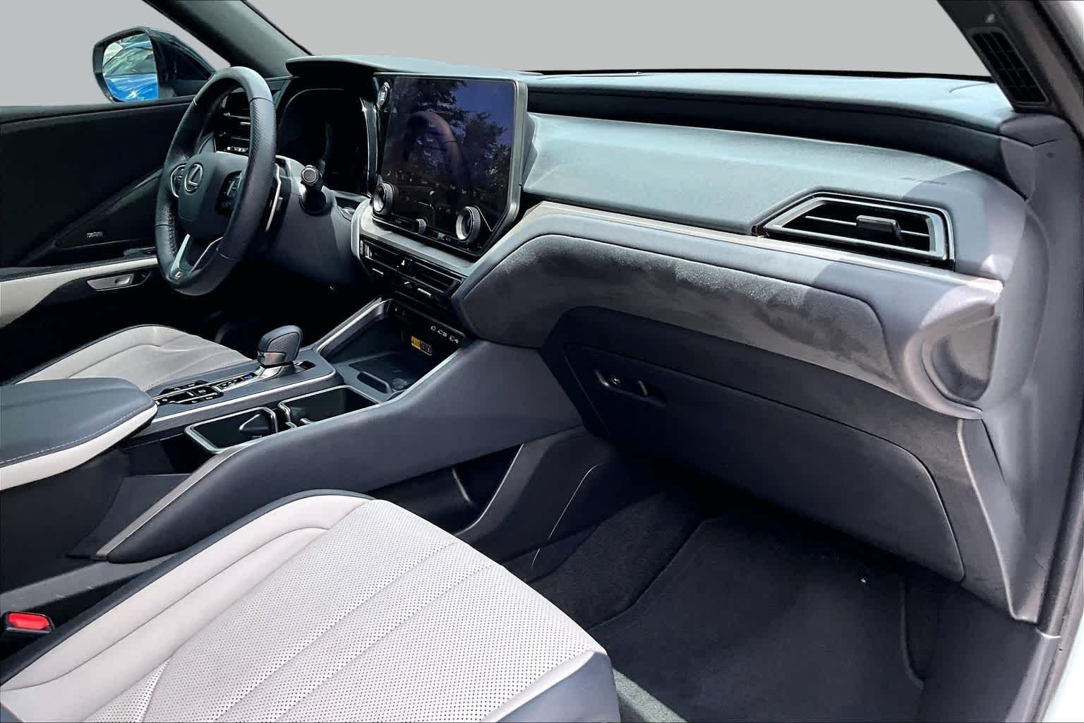 Used 2026 Wind Chill Pearl Lexus F SPORT Handling image 19