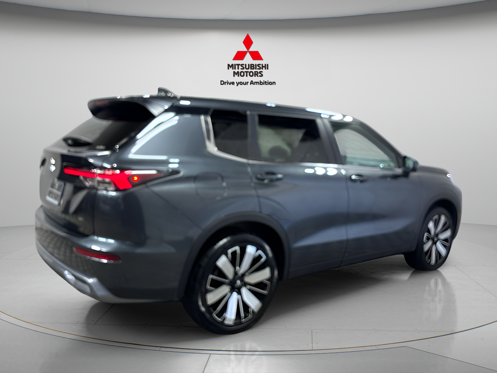 Used 2025  Mitsubishi SE image 3