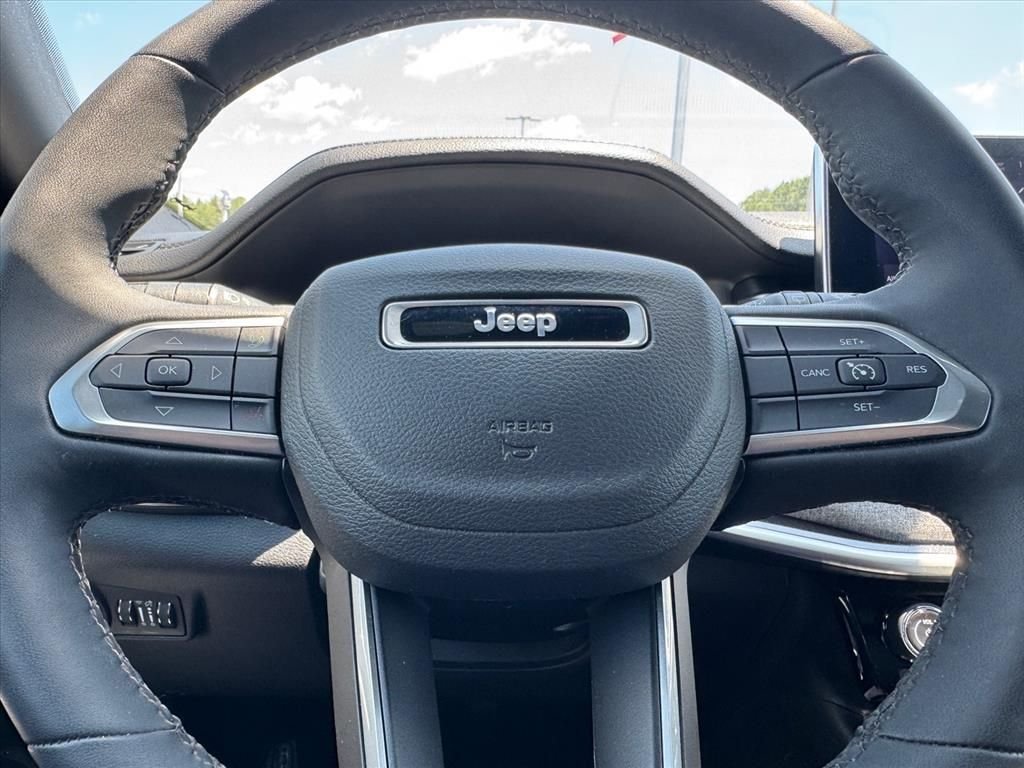 Used 2023 Gray Jeep Latitude Lux image 17