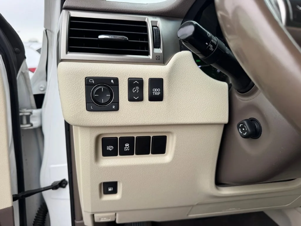 Used 2019 White Lexus 460 image 20