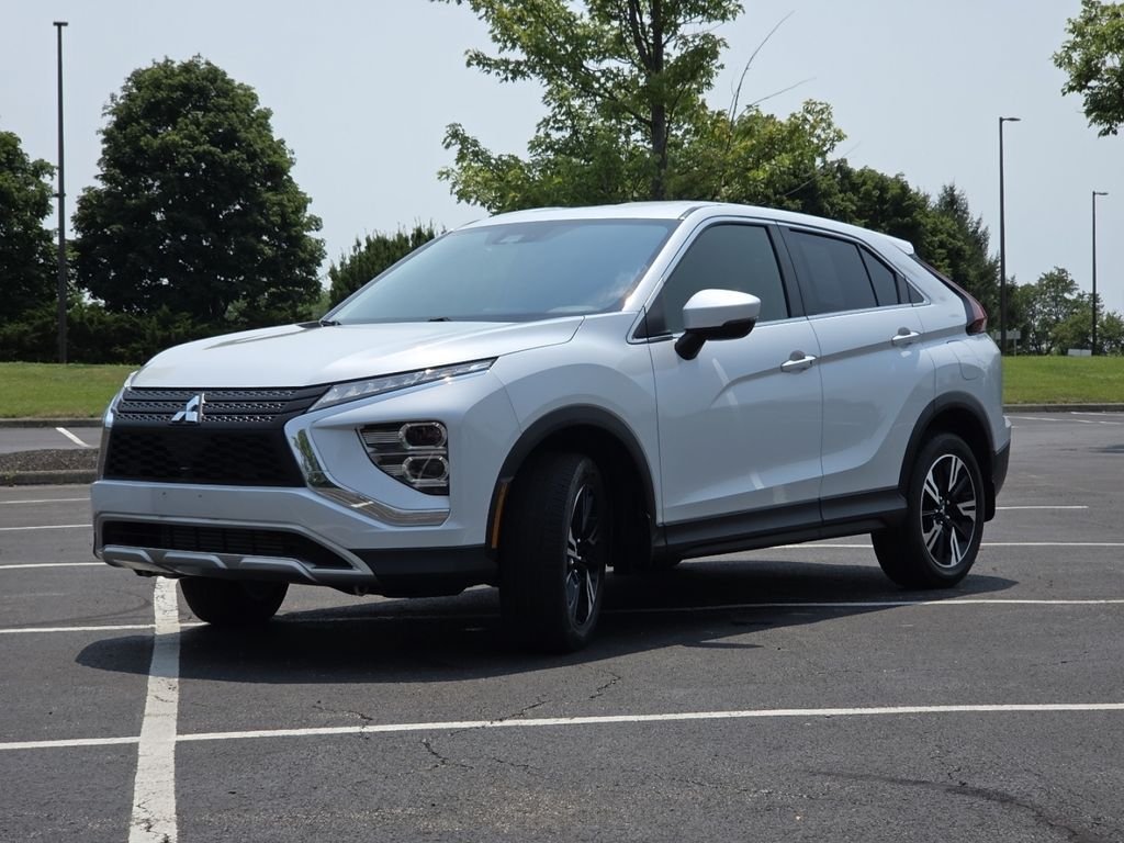 Used 2023 White Diamond Mitsubishi SE image 17