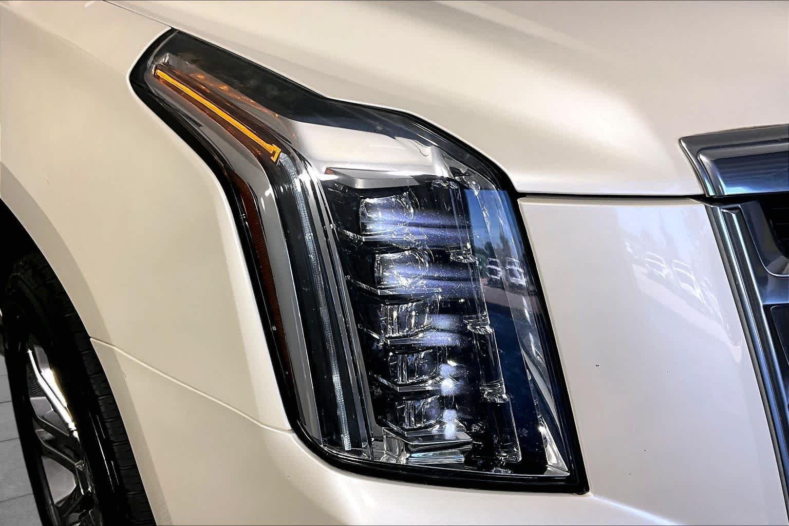 Used 2015 White Diamond Tricoat Cadillac Standard image 26