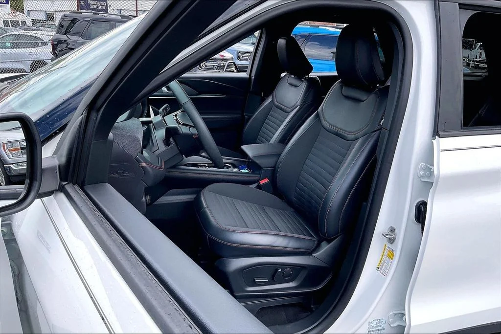 New 2026 Star White Metallic Tri-Coat Ford ST-Line image 24
