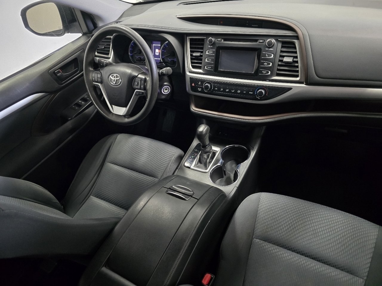 2019 Toyota Highlander LE - Photo 18