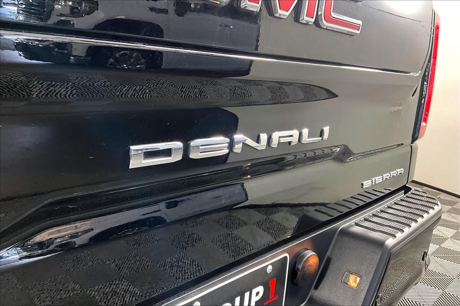 Used 2025 Onyx Black GMC Denali image 10