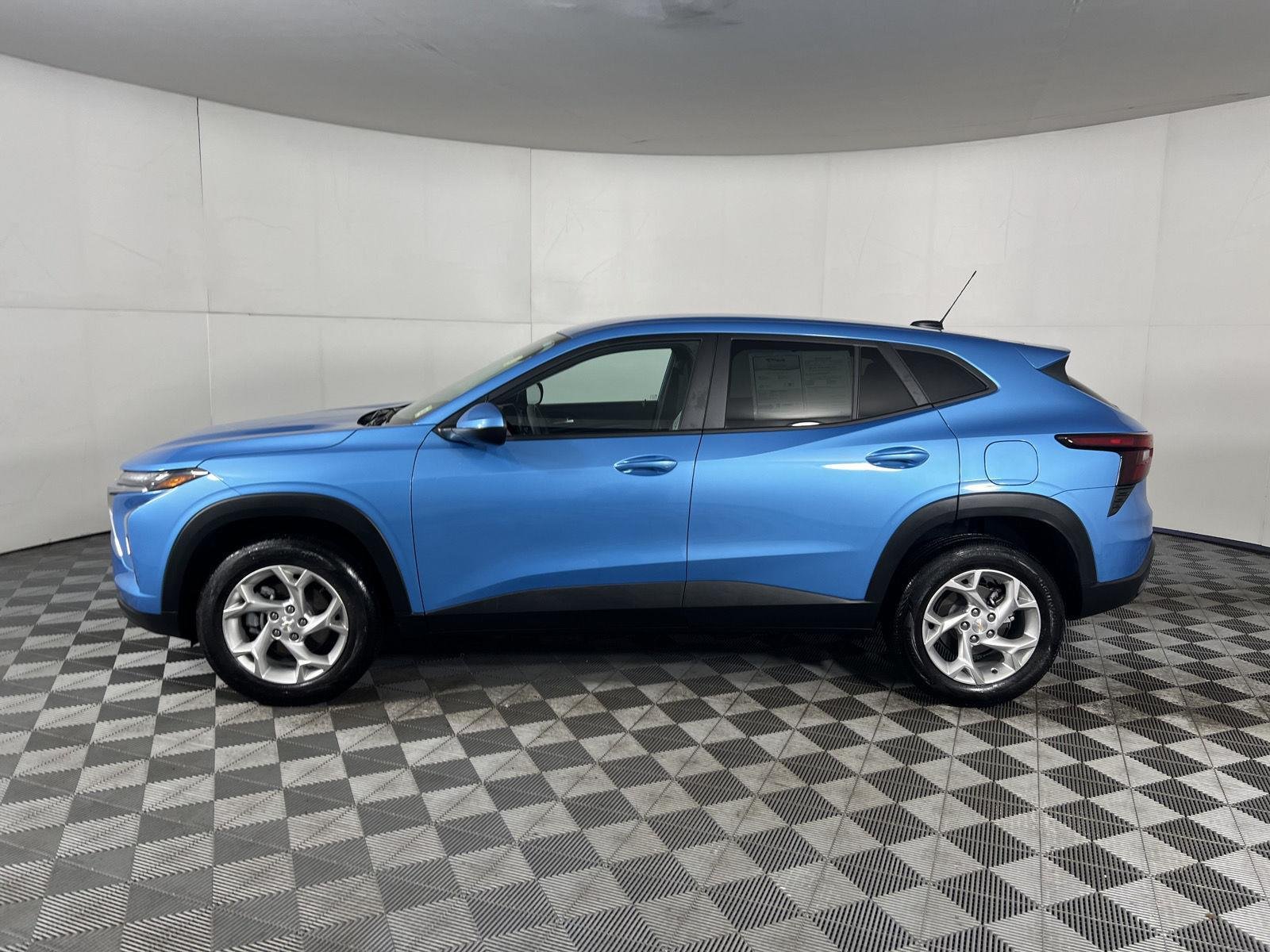 Used 2025 Marina Blue Metallic Chevrolet LS image 18