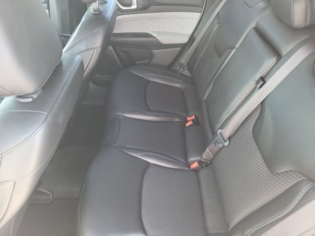 Used 2022 White Jeep Latitude FWD image 30