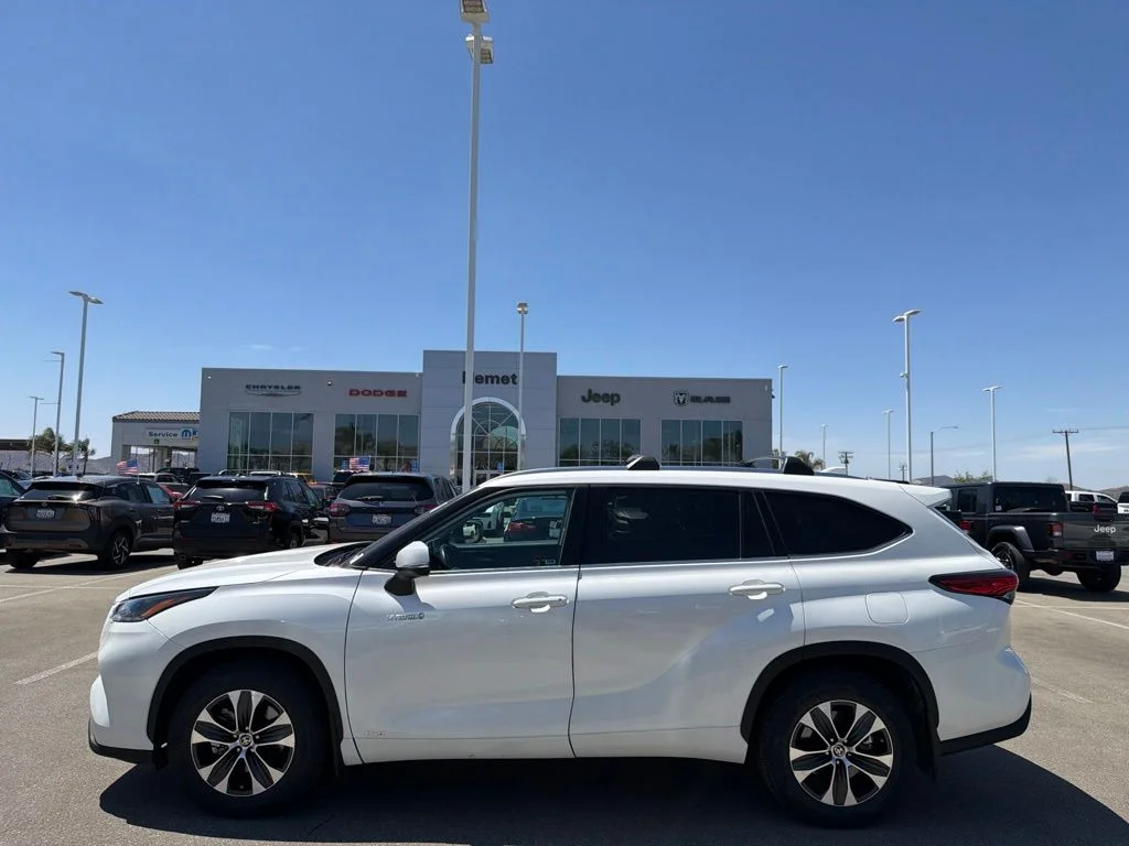 Used 2021 White Toyota XLE image 5