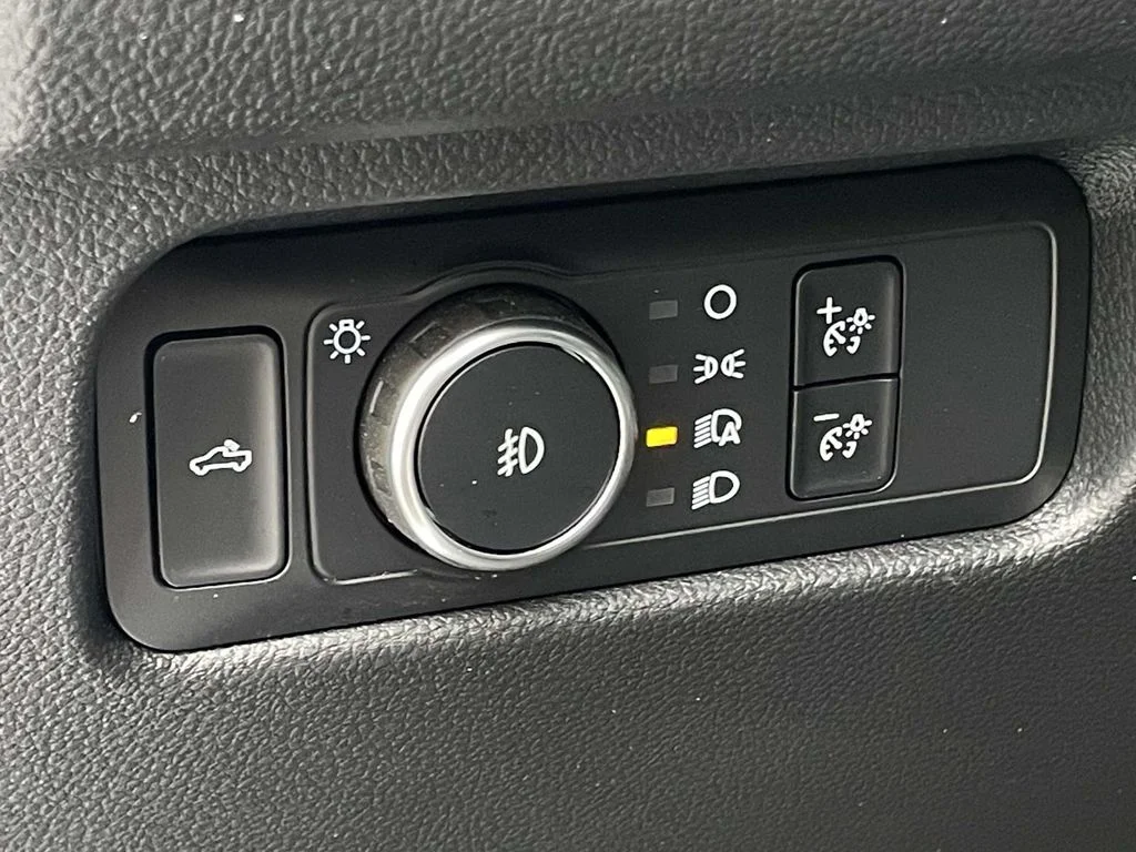 Used 2025 Oxford White Ford LARIAT image 9
