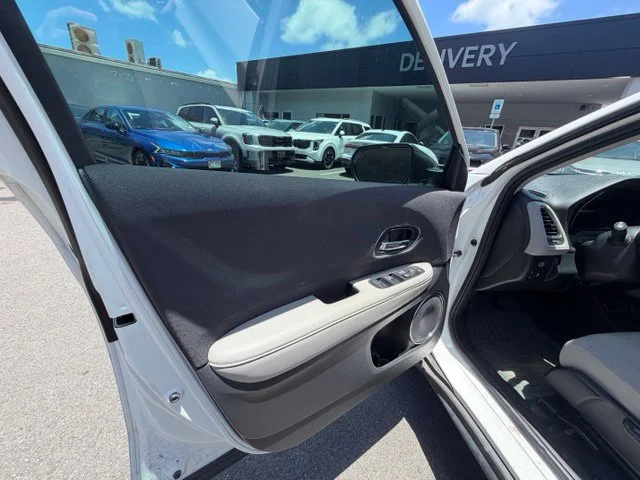 Used 2022 White Honda EX image 11