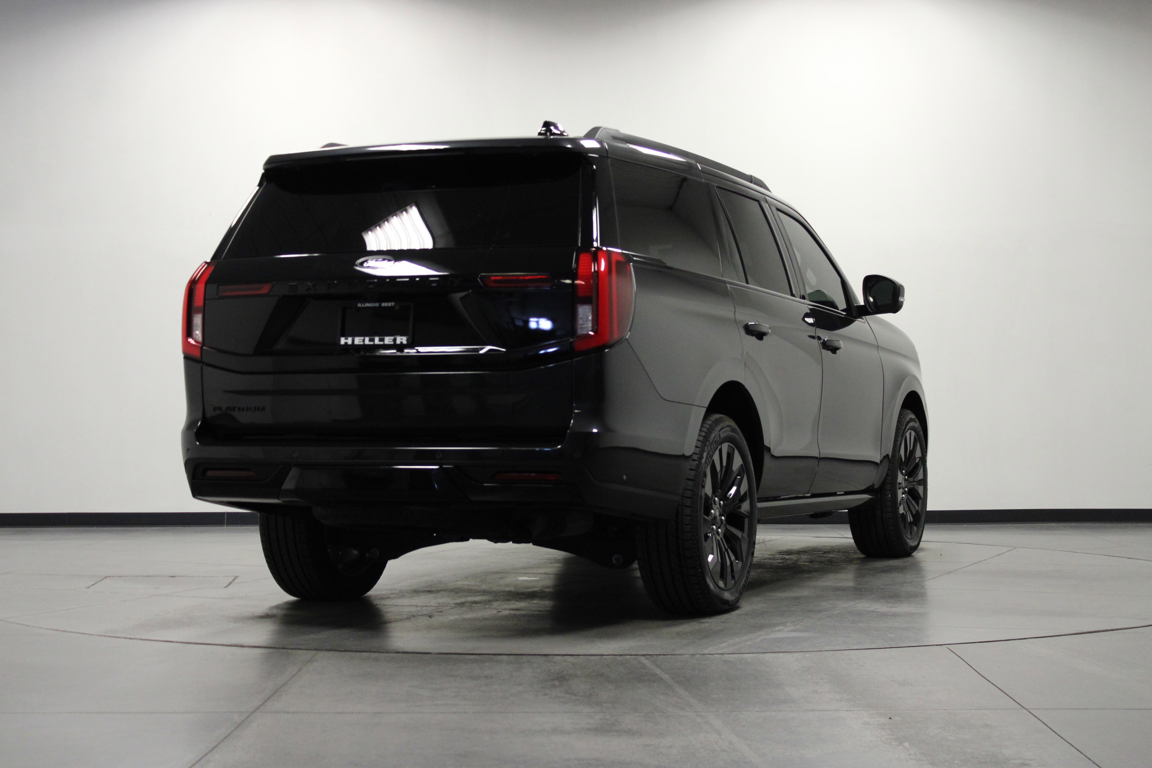 Used 2025 Gray Metallic Ford Platinum image 4