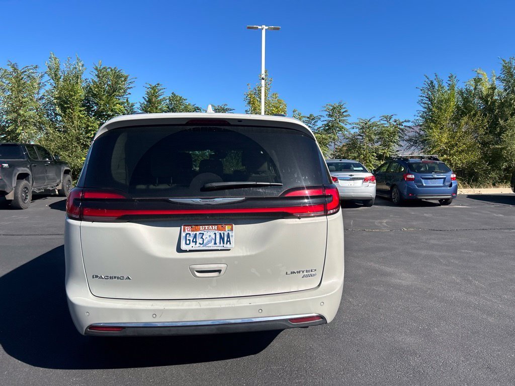 Used 2021 Luxury White Pearlcoat Chrysler Limited image 6