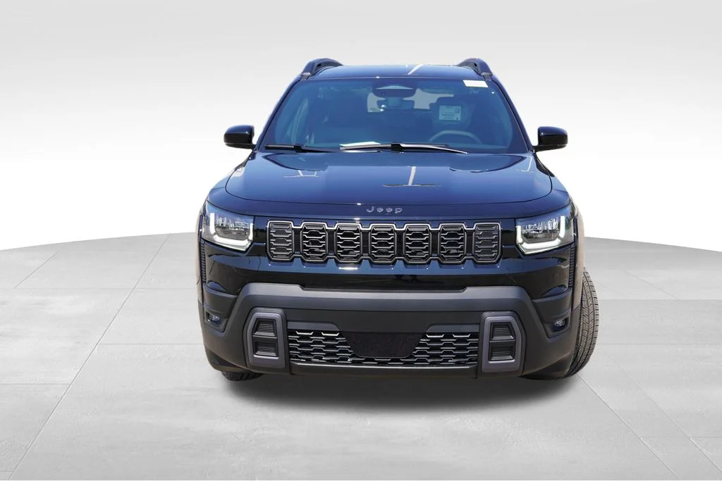 New 2026 Diamond Black Crystal Pearl-Coat Exterior Paint Jeep Limited image 8