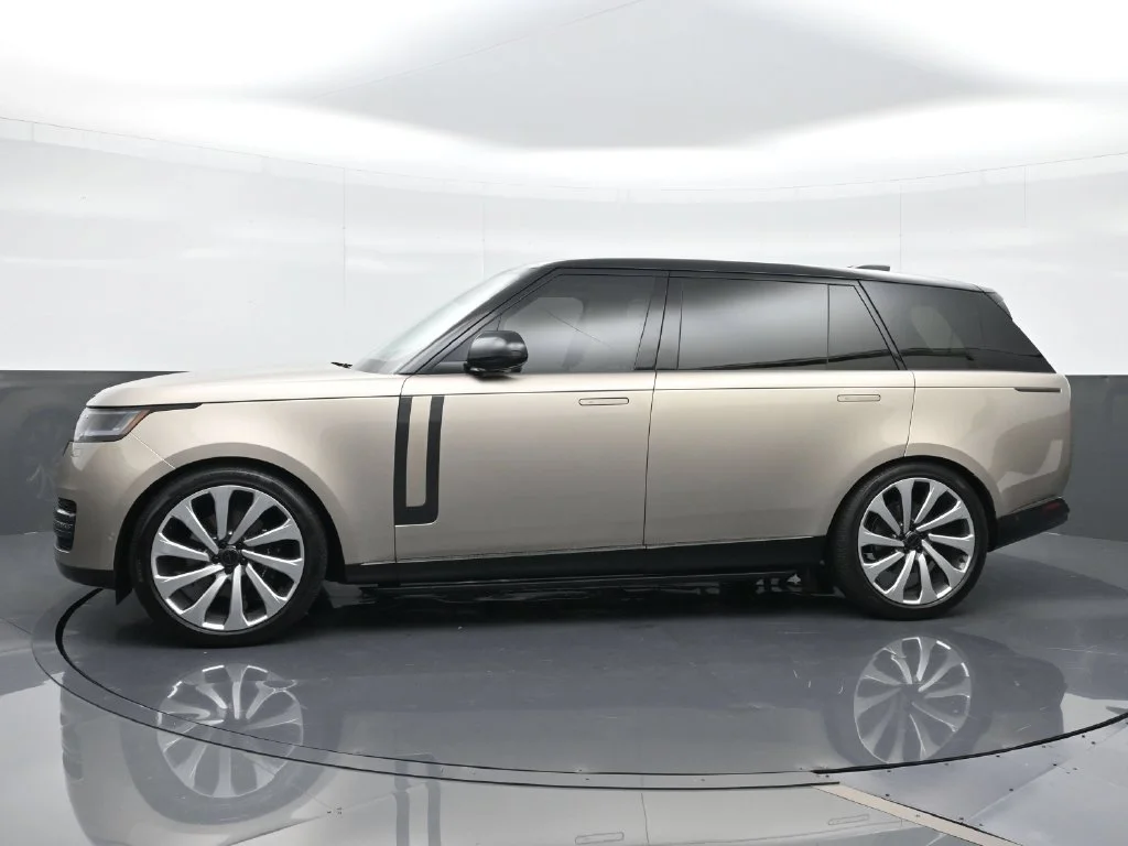 Used 2026  Land Rover SE image 3