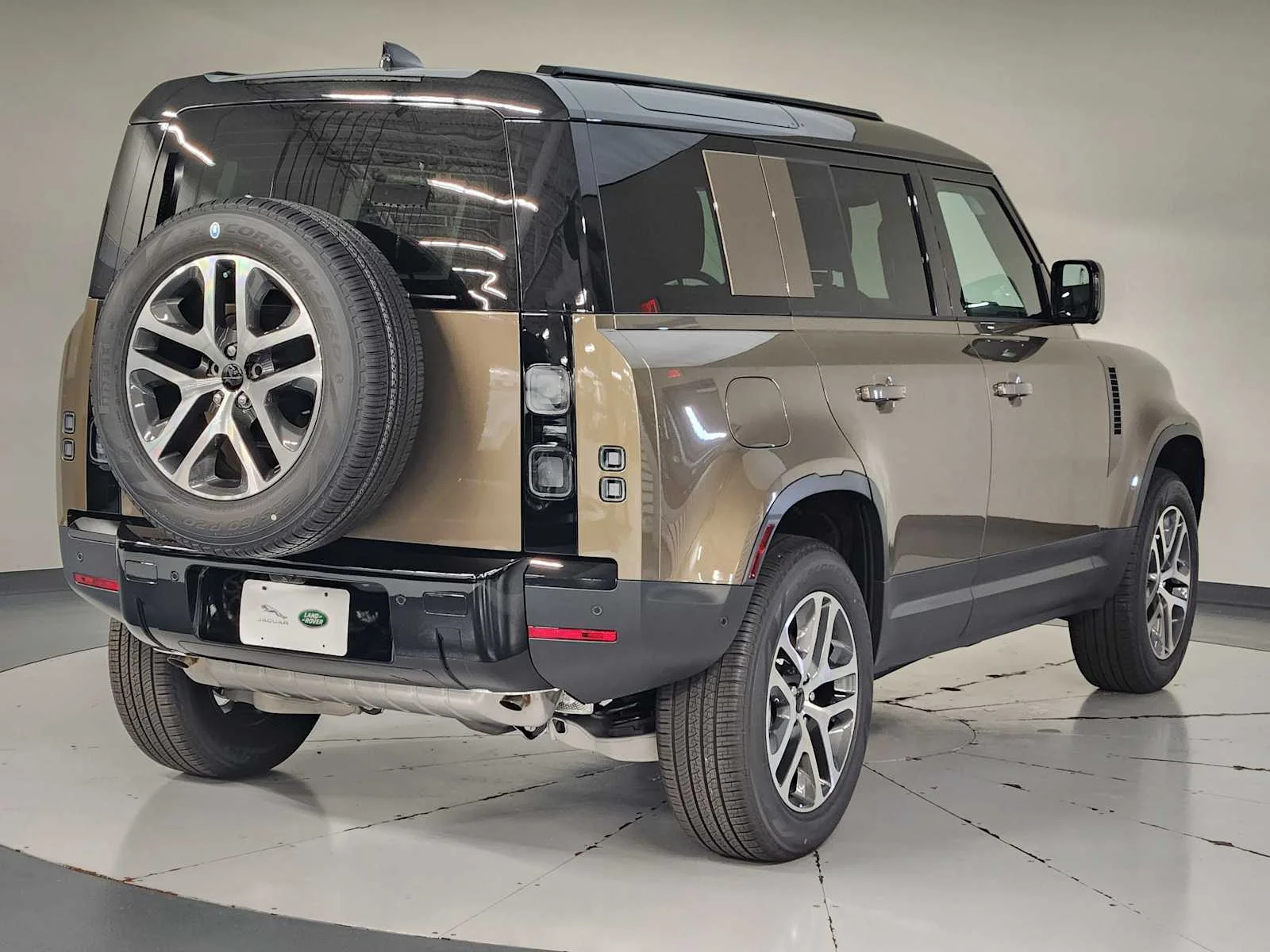 New 2026 Gondwana Stone Metallic Land Rover S image 4