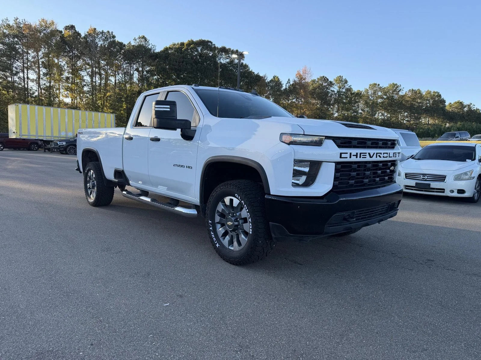 Used 2023 white Chevrolet Custom image 3