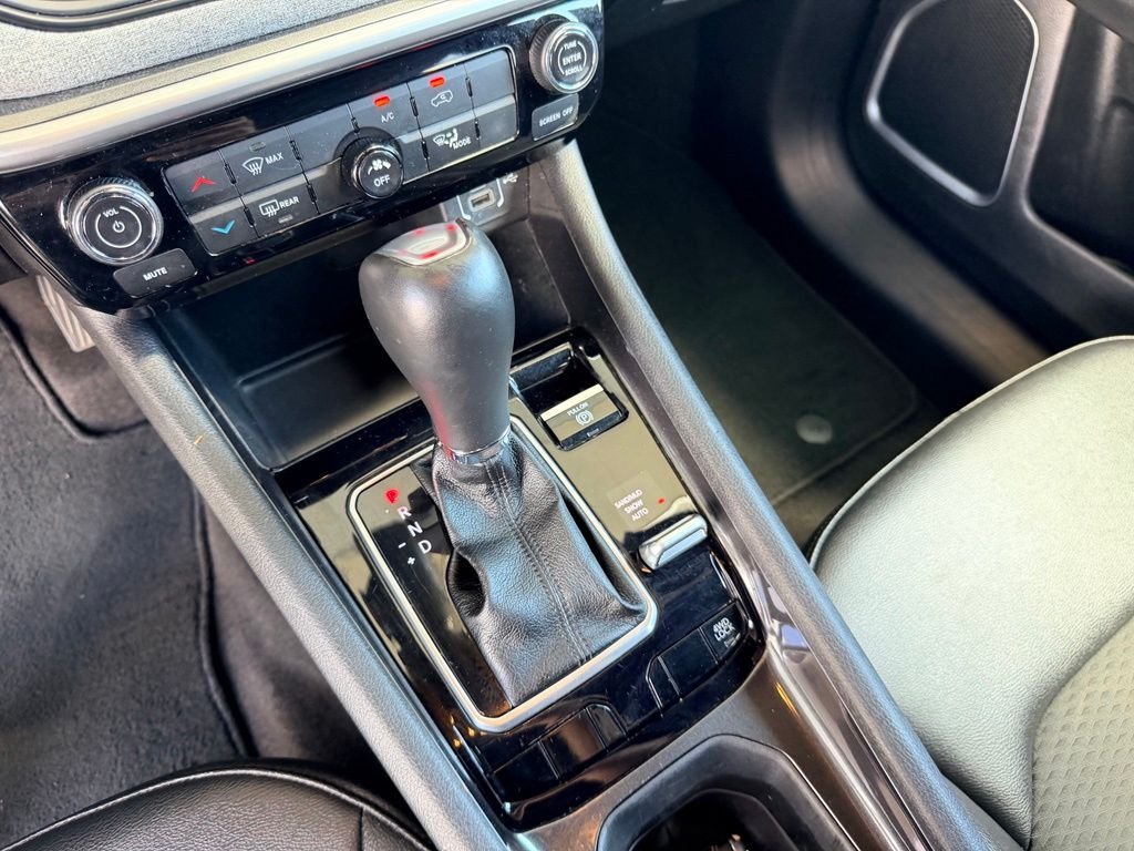 Used 2024 White Jeep Latitude image 26