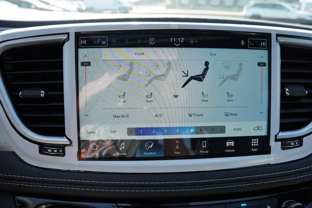 New 2026 Bright White Clear-Coat Exterior Paint Chrysler Limited image 17
