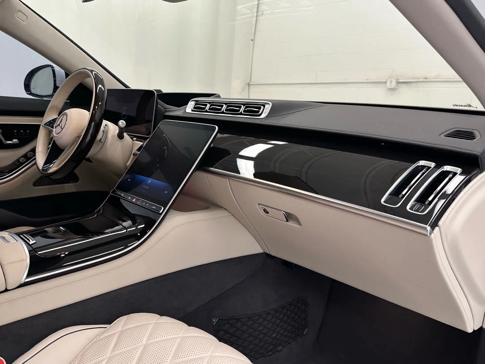 Used 2024 MANUFAKTUR Moonlight White Metallic Mercedes-Benz S 580 image 16