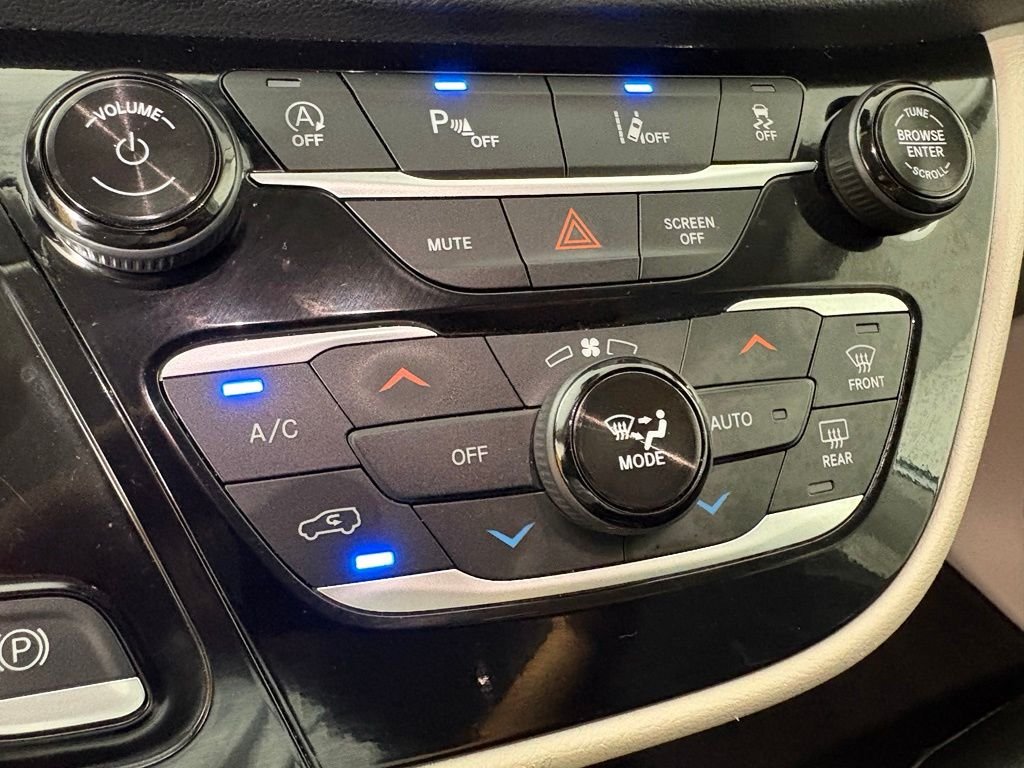 Used 2024 White Chrysler Touring L image 34
