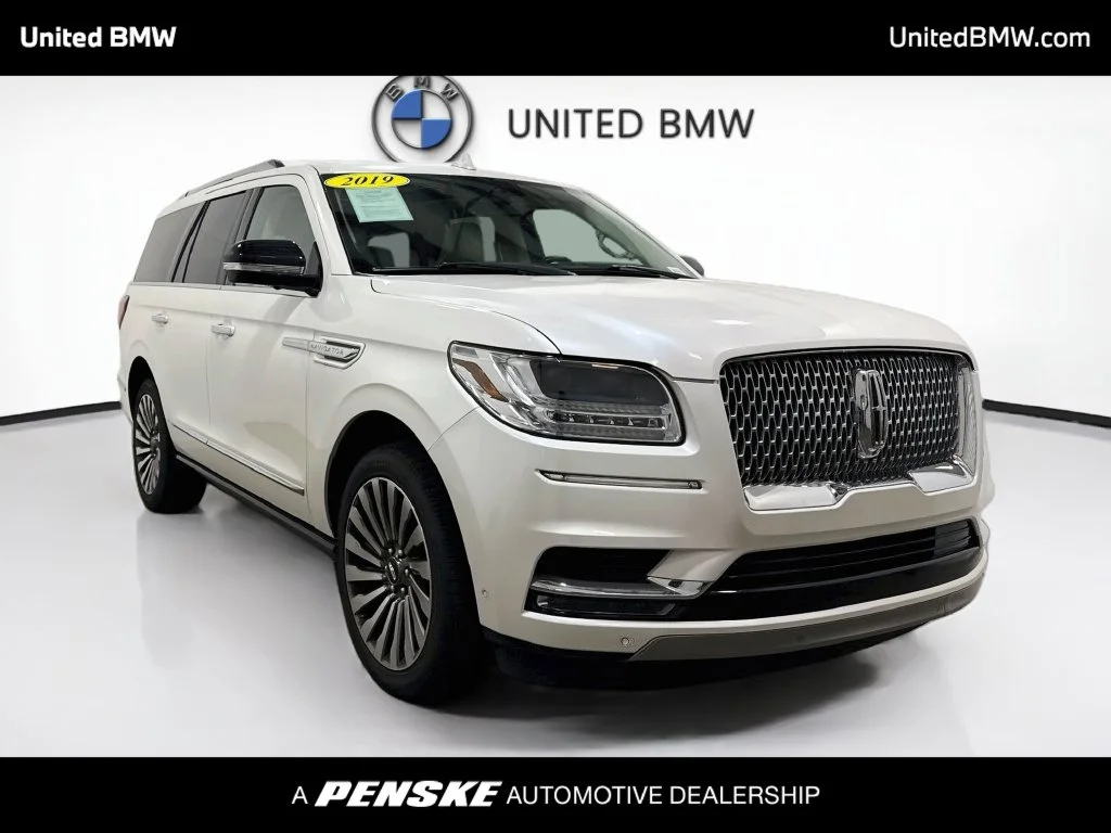 Used 2019 White Platinum Clearcoat Metallic Lincoln Reserve image 3