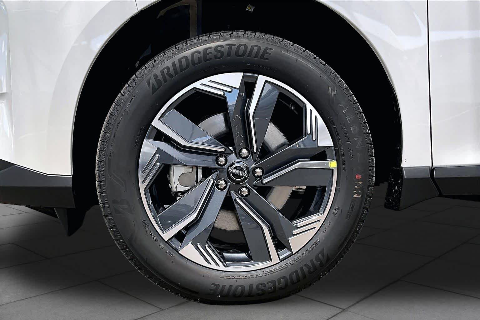 New 2026 Everest White Pearl TriCoat Nissan SL image 9