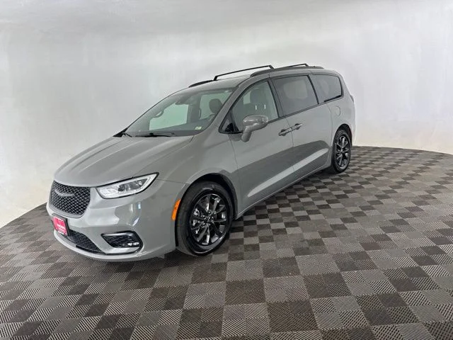 Used 2021 White Chrysler Touring image 3