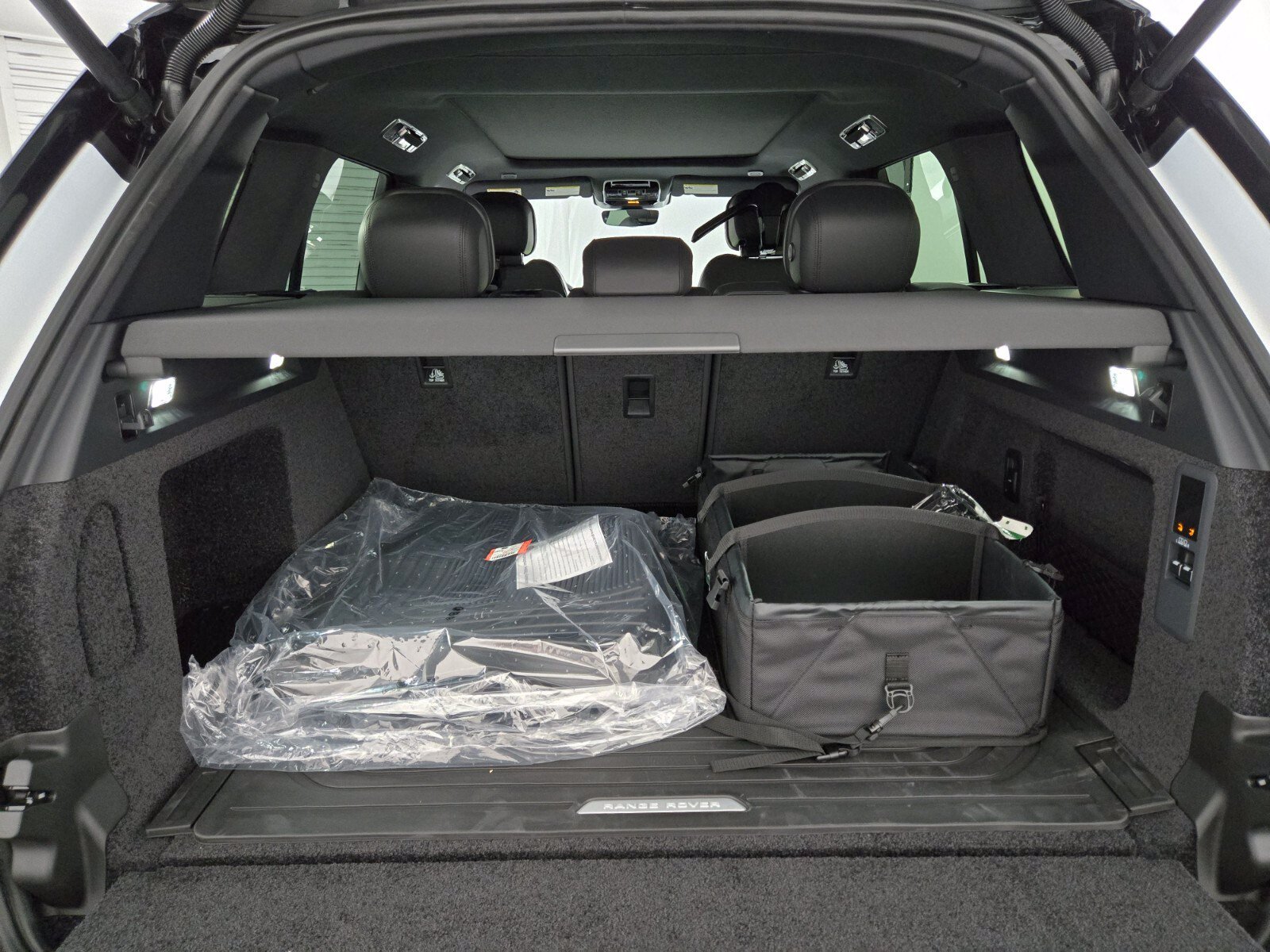 New 2026 Icy White Satin Land Rover SE image 15
