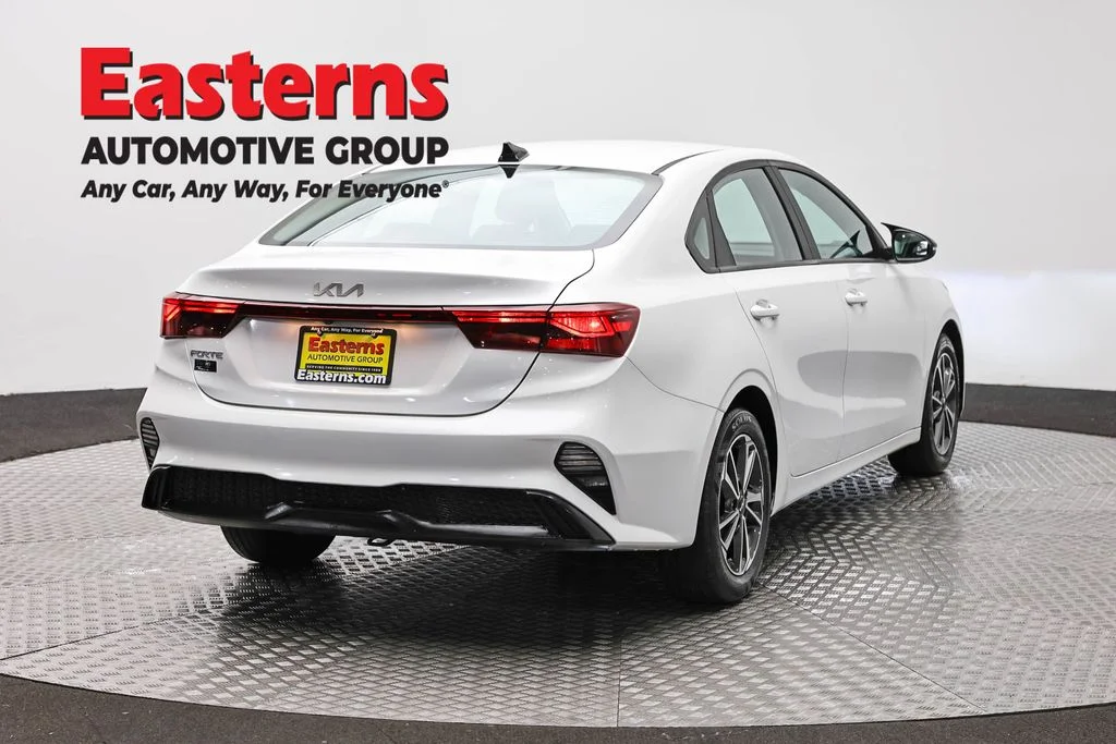 Used 2022 White Kia LXS image 5