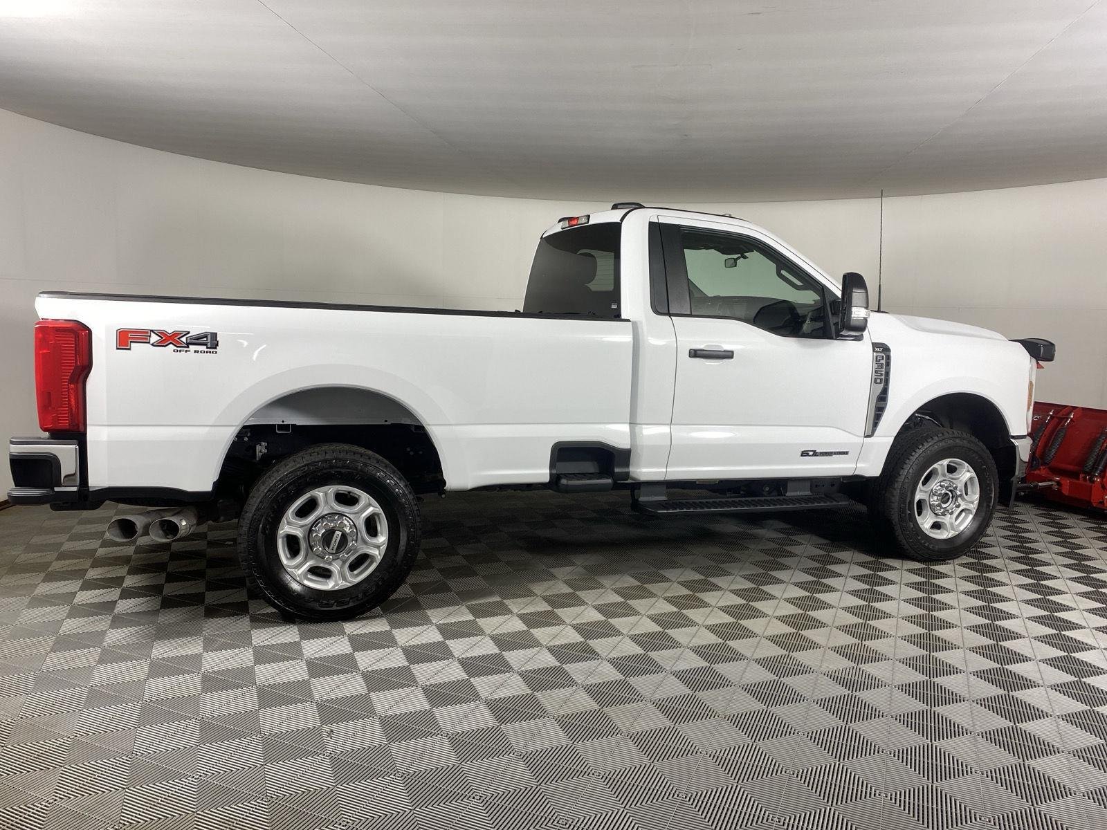 Used 2025 Oxford White Ford XLT image 31