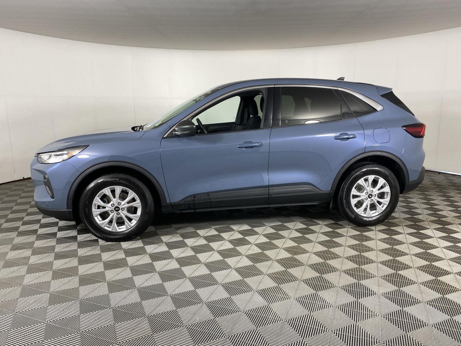 Used 2023 Vapor Blue Ford Active image 4