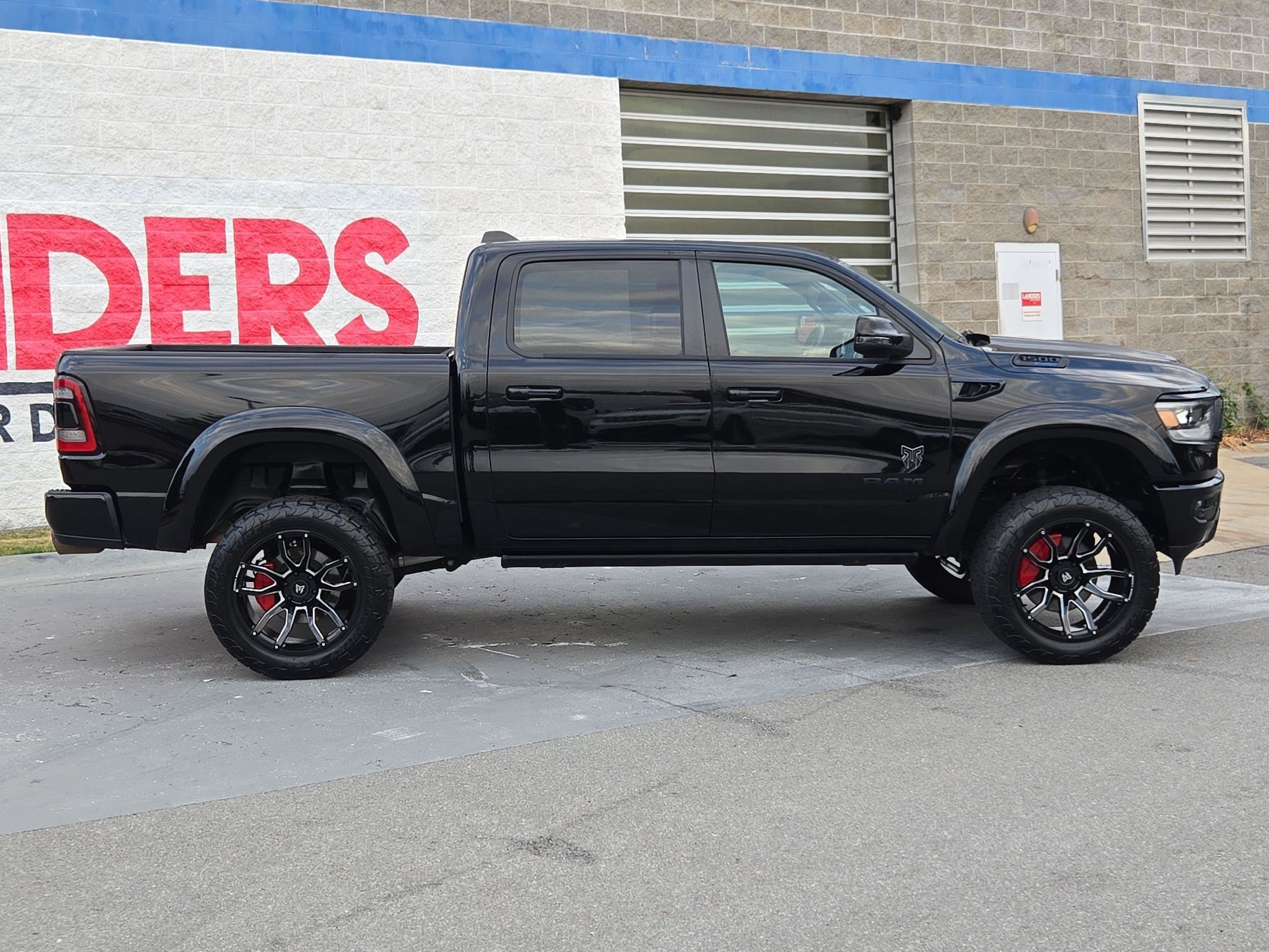 Used 2023 Diamond Black Crystal Pearlcoat RAM Big Horn image 8