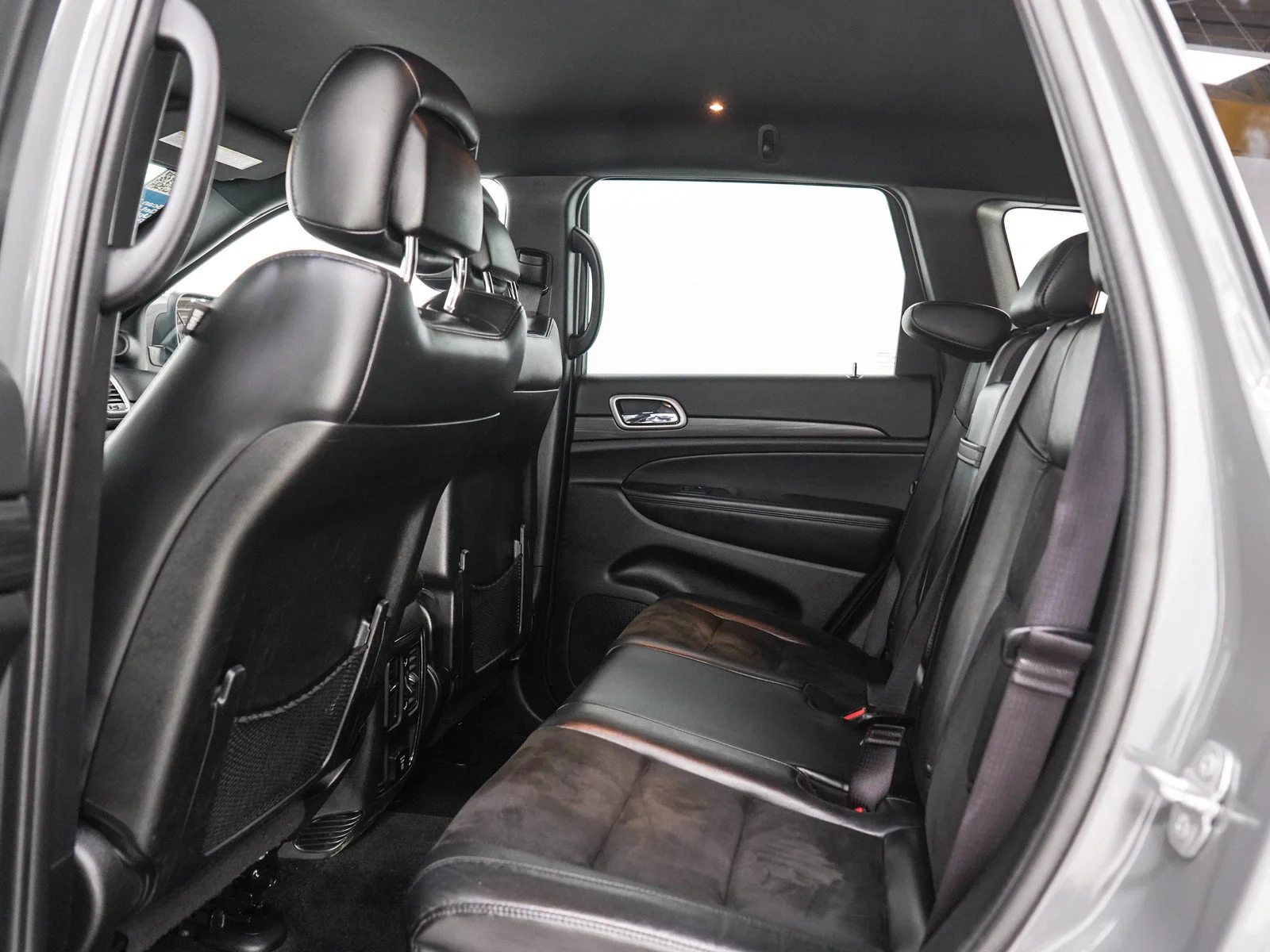 Used 2022 Sting-Gray Clearcoat Jeep Laredo X image 15