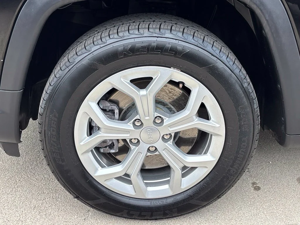 Certified Used 2024 Diamond Black Jeep Latitude image 26