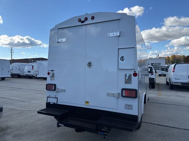 New 2025 Summit White Chevrolet 1WT image 4