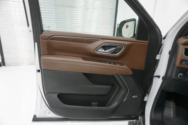 Used 2023 ORODESCENT_PEAR Chevrolet High Country image 18