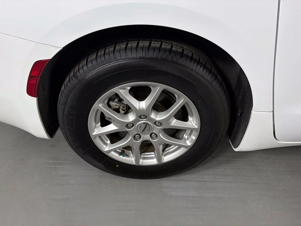 Used 2023 White Chrysler LX image 11
