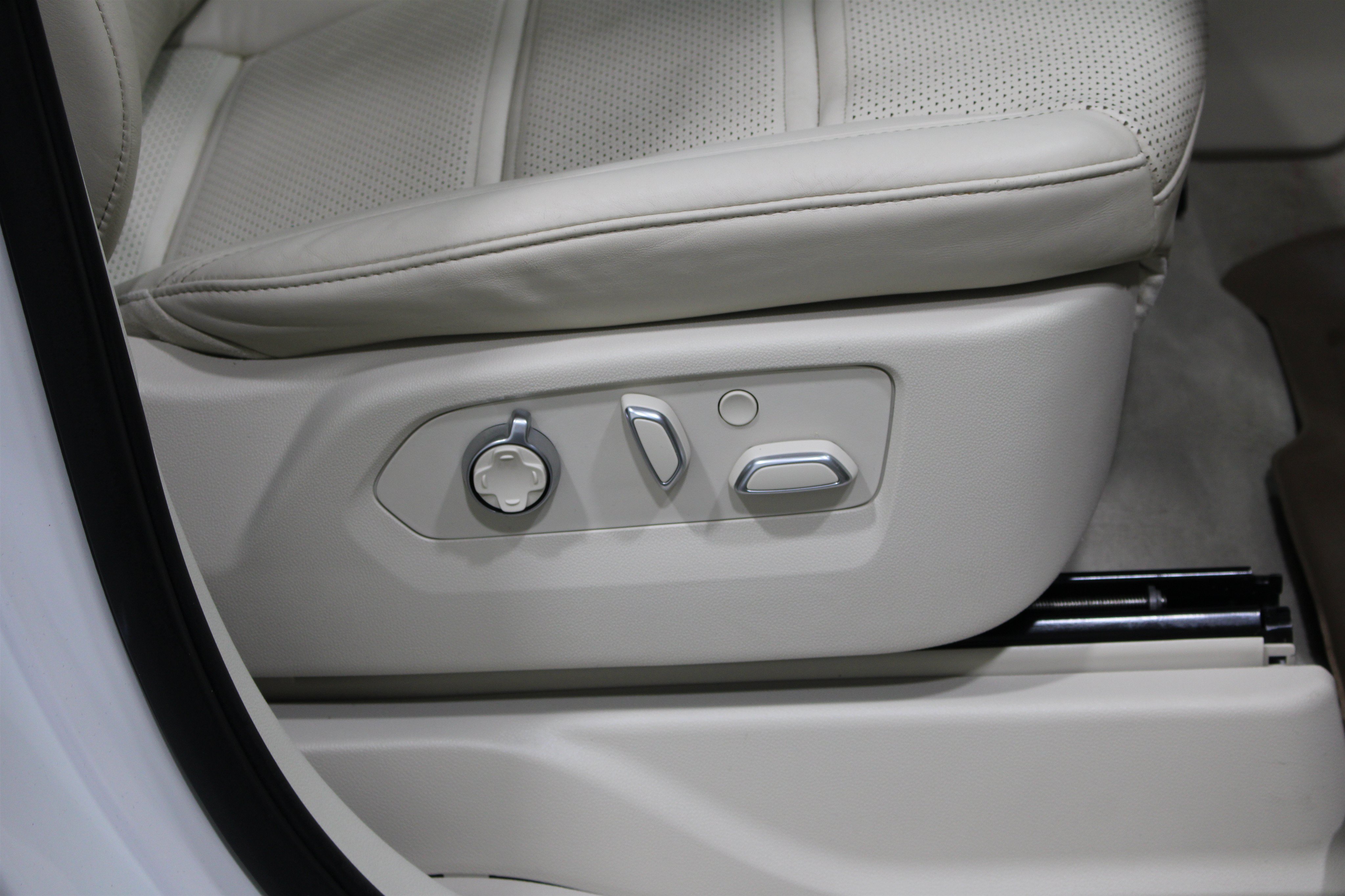 Used 2023 Crystal White Tricoat Cadillac 4WD Sport Platinum image 31