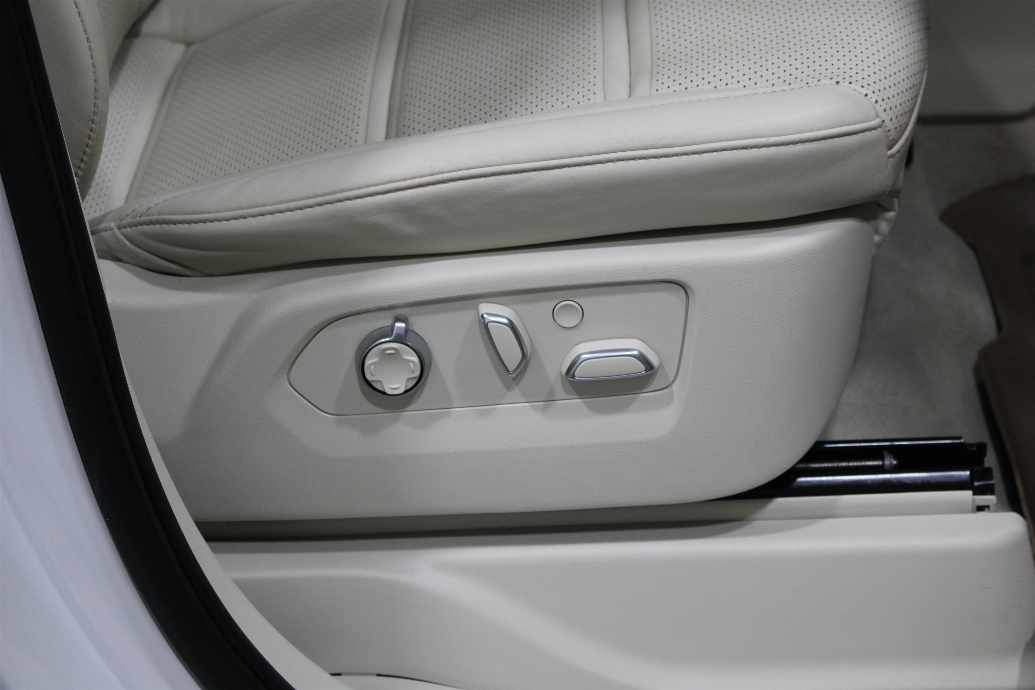 Used 2023 Crystal White Tricoat Cadillac 4WD Sport Platinum image 31