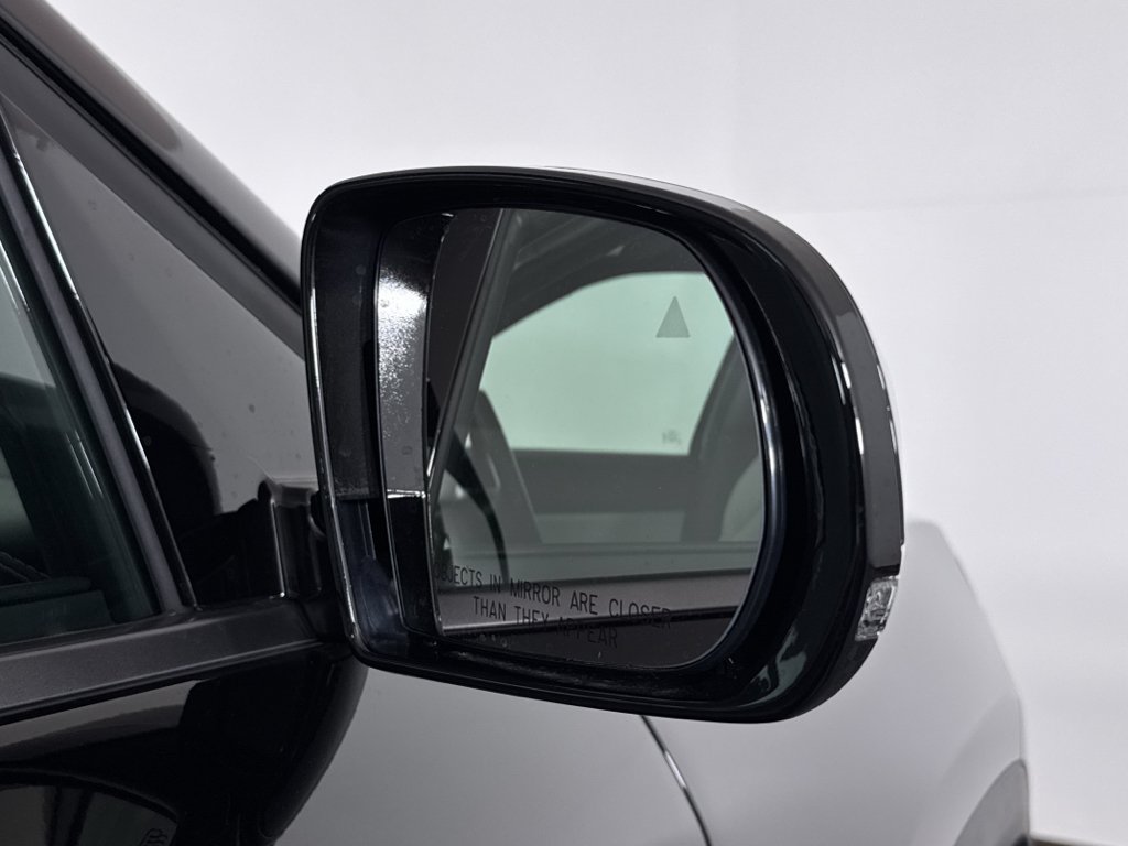 New 2026 Diamond Black Crystal Pearl-Coat Exterior Paint Jeep Limited image 26