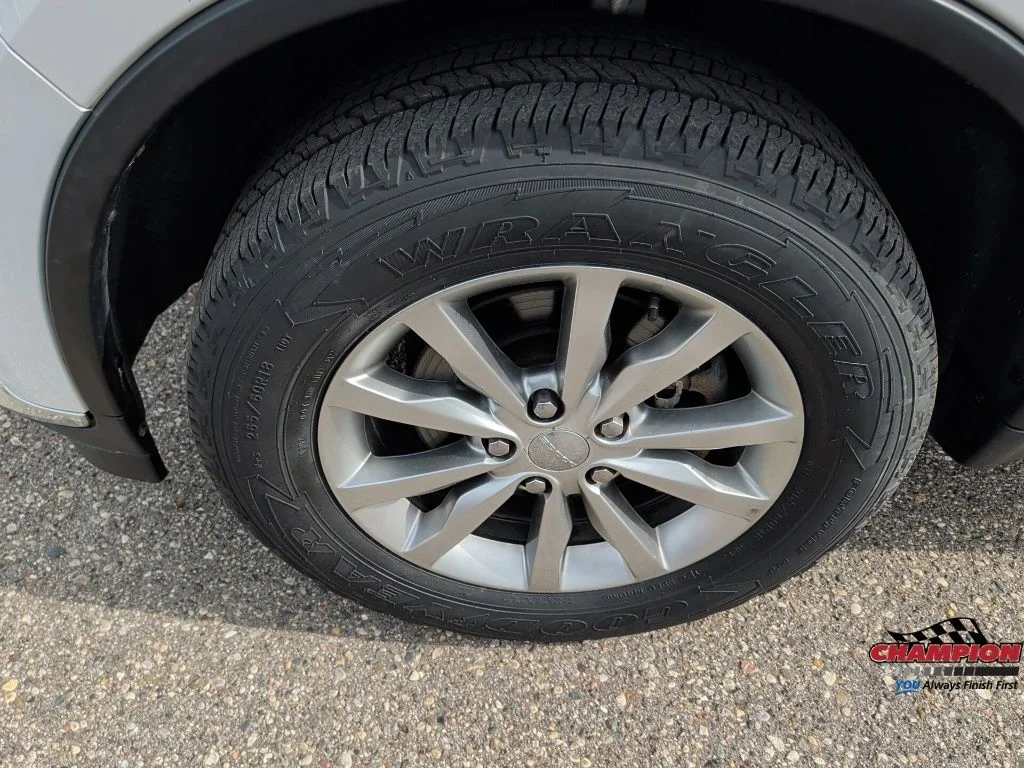 Used 2017 White Dodge SXT image 11