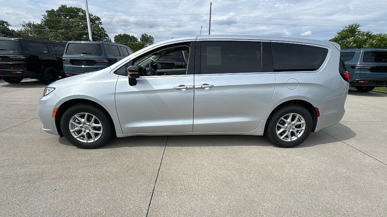 Used 2024 Silver Chrysler Touring L image 6